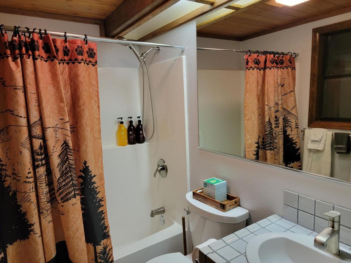 Four Seasons Getaway-Private Hot Spa With Pine Tree Views-Walk To Village And Pineknot Trailhead-Plus King Bed! بيغ بير لاكي، سان بيرناردينو، كاليفورنيا المظهر الخارجي الصورة