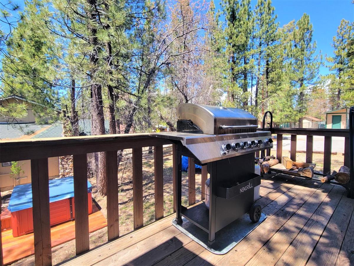 Four Seasons Getaway-Private Hot Spa With Pine Tree Views-Walk To Village And Pineknot Trailhead-Plus King Bed! بيغ بير لاكي، سان بيرناردينو، كاليفورنيا المظهر الخارجي الصورة