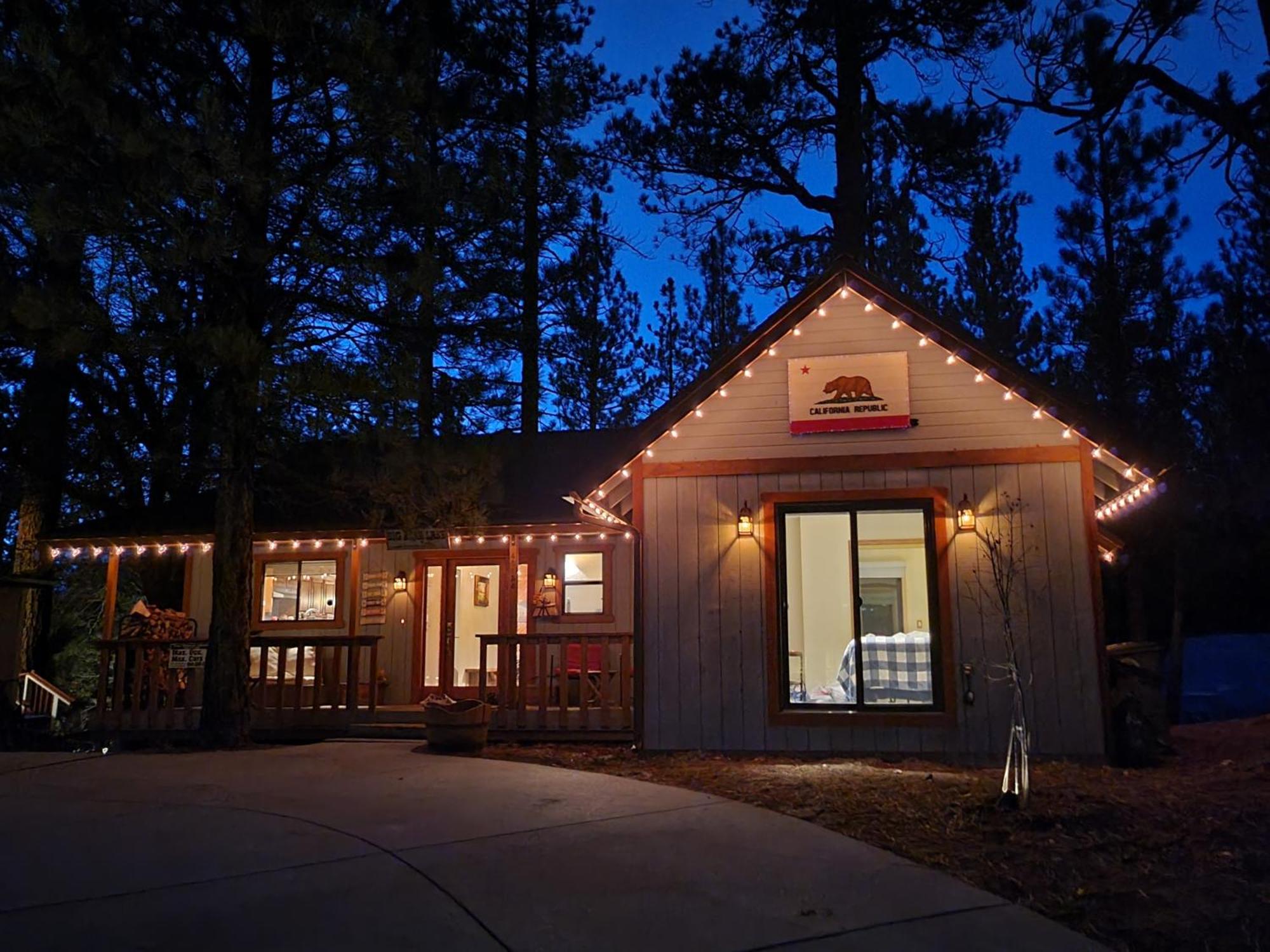 Four Seasons Getaway-Private Hot Spa With Pine Tree Views-Walk To Village And Pineknot Trailhead-Plus King Bed! بيغ بير لاكي، سان بيرناردينو، كاليفورنيا المظهر الخارجي الصورة
