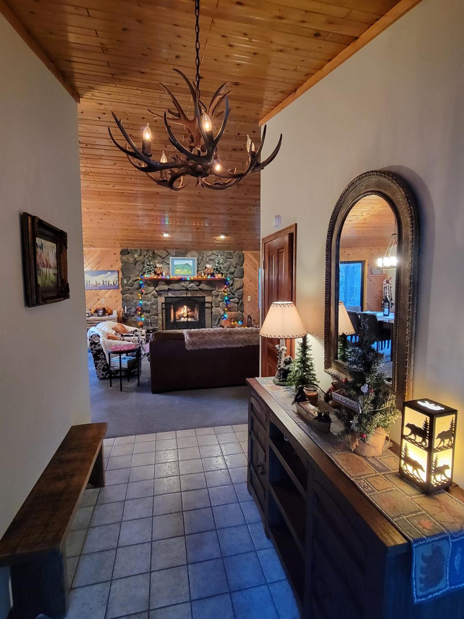Four Seasons Getaway-Private Hot Spa With Pine Tree Views-Walk To Village And Pineknot Trailhead-Plus King Bed! بيغ بير لاكي، سان بيرناردينو، كاليفورنيا المظهر الخارجي الصورة
